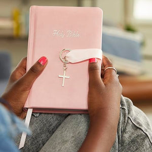 NKJV, Simply Charming Bible, Hardcover, Pink: Pink Edition